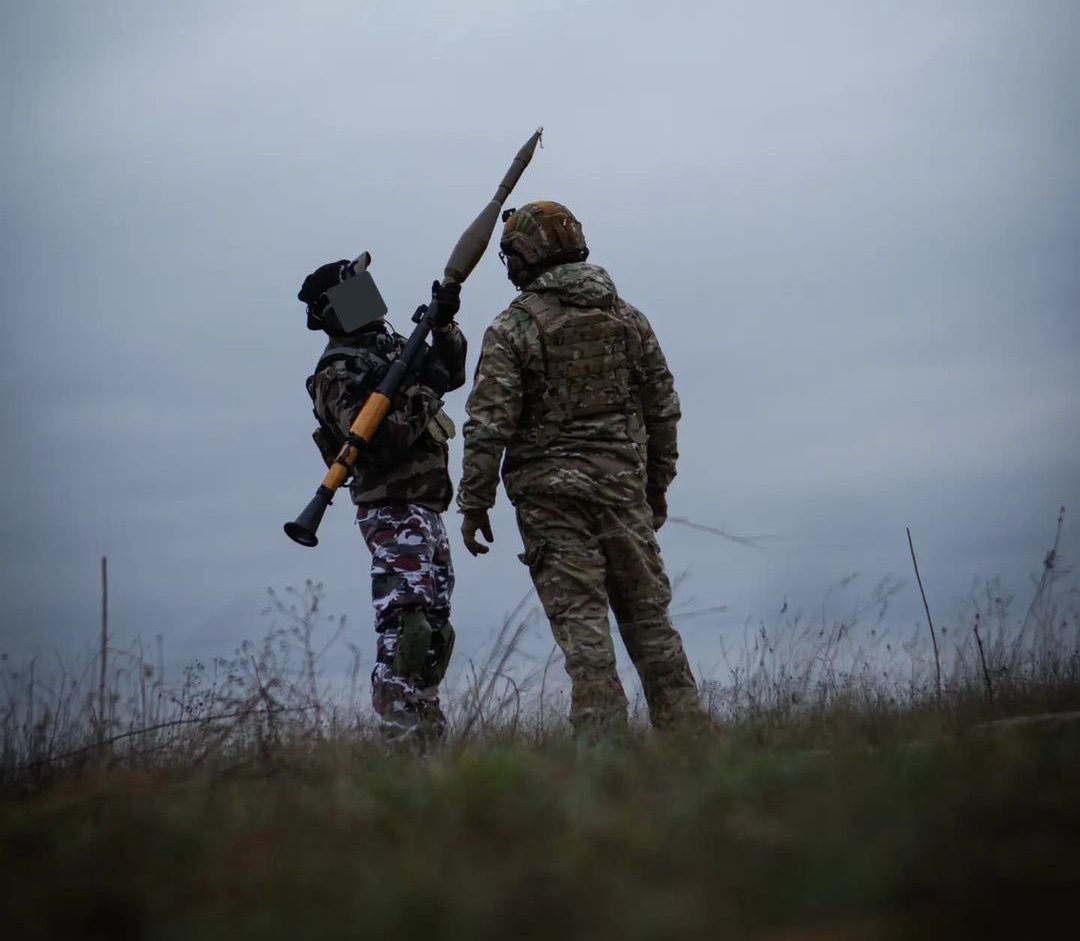 Ukrainian soldier with an RPG-7 anti-tank launcher with a Bulgarian tandem PG-7VT grenade.