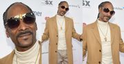 Elegancki Snoop Dogg ukrywa się za okularami ze złotą pszczołą