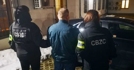 Zatrzymani dwaj lekarze oraz ich "pacjenci" odpowiedzą za nielegalny obrót produktami leczniczymi