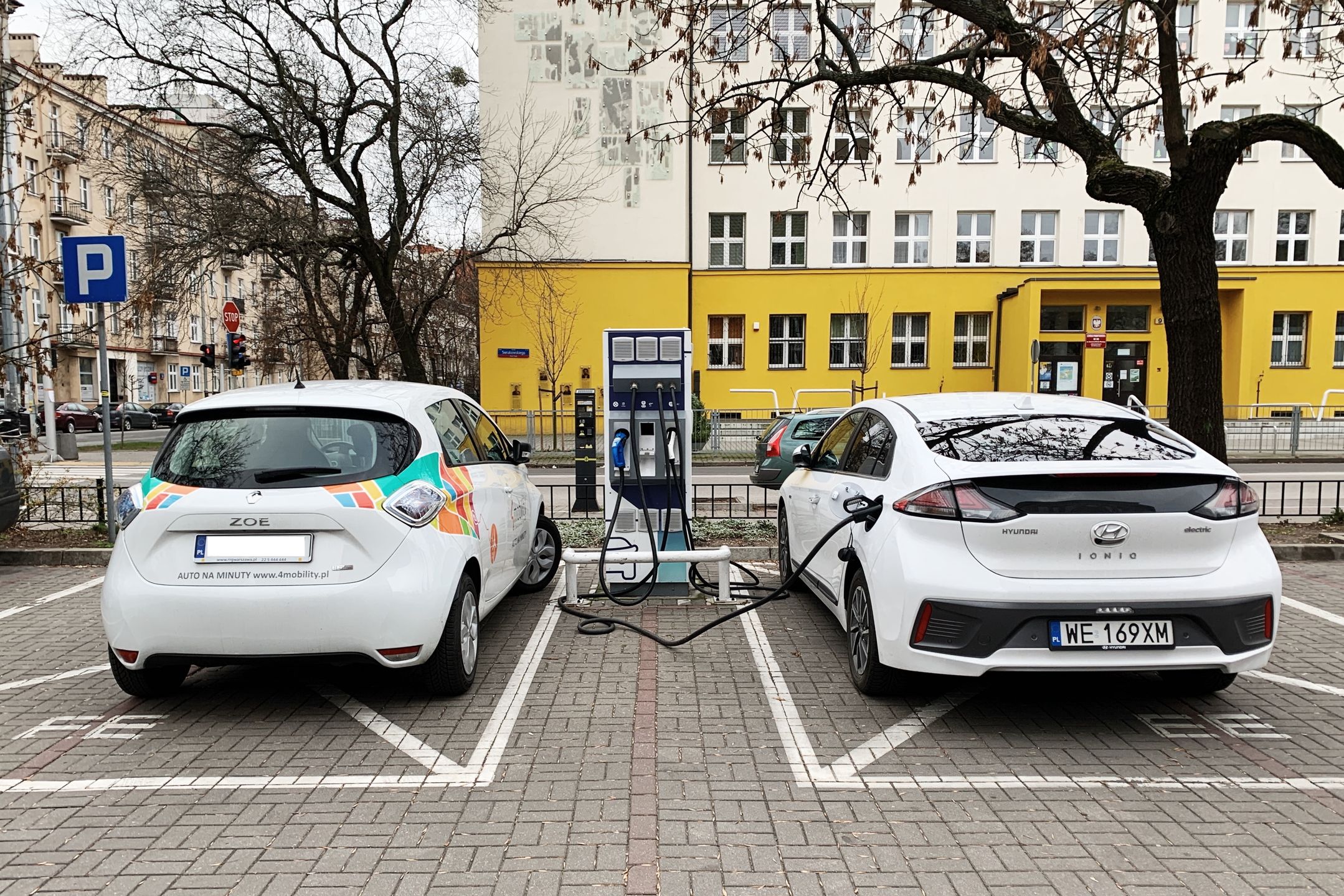 Hyundai się ładuje. Renault tylko tu stoi