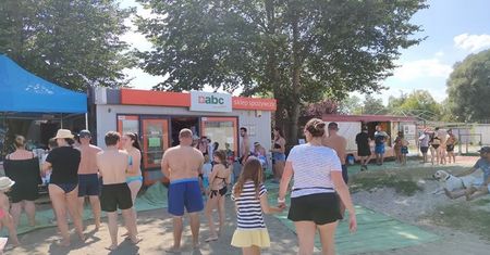 Szturm na sklep przy plaży. Czytelnik wysłał zdjęcie