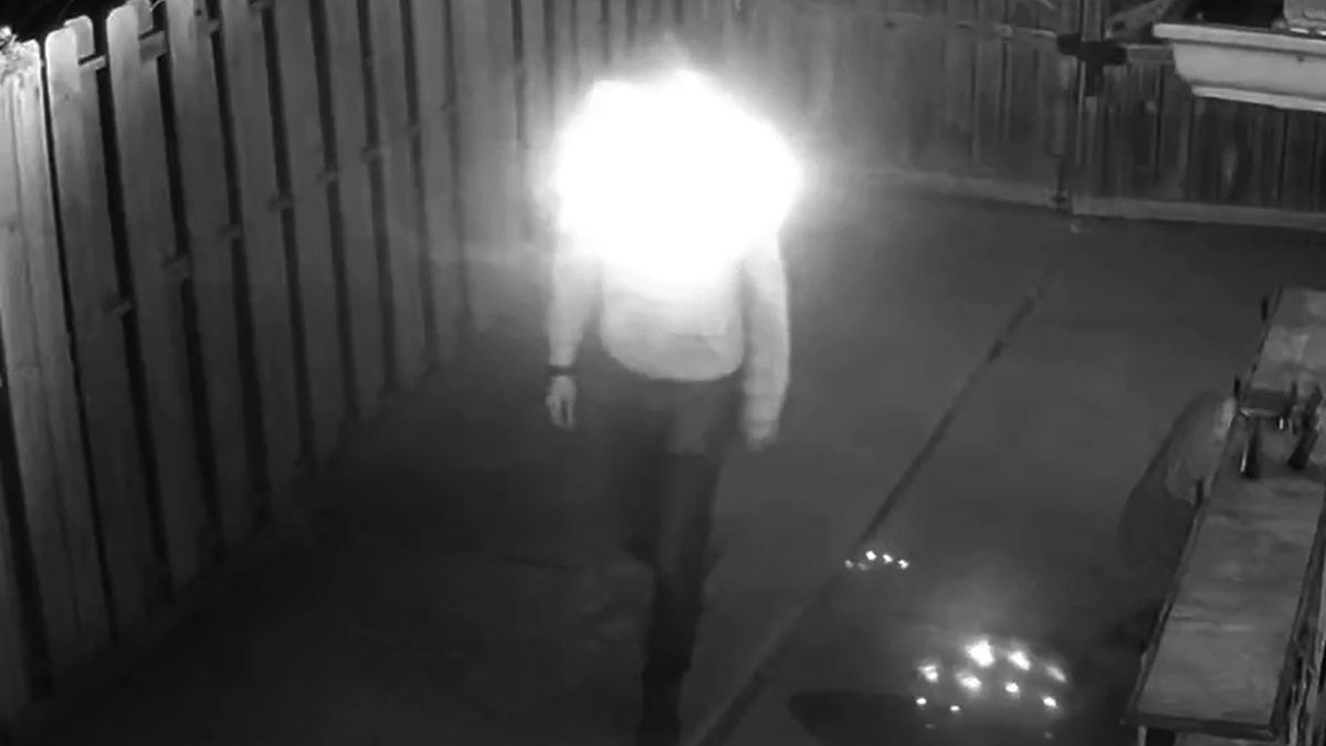 Tak wygląda człowiek w pelerynie niewidce projektu Maca Pierce'a.