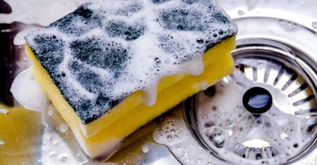 Posyp gąbkę solą i zalej octem. Po 10 minutach sobie podziękujesz