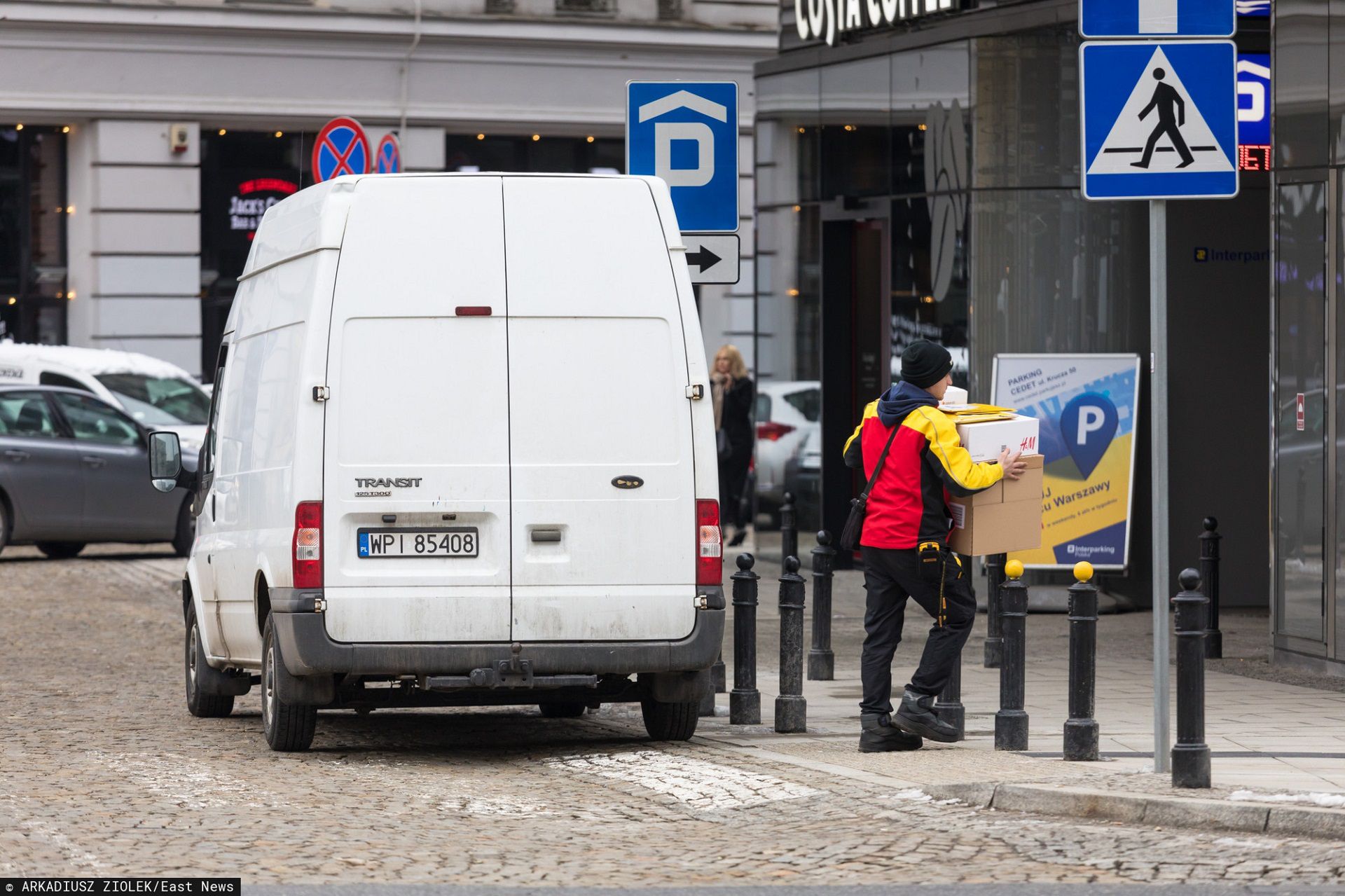 Brak wyznaczonych, oddzielnych miejsc postojowych dla dostaw to bardzo prosty sposób na zakorkowanie miasta (fot. Arkadiusz Ziółek/East News)