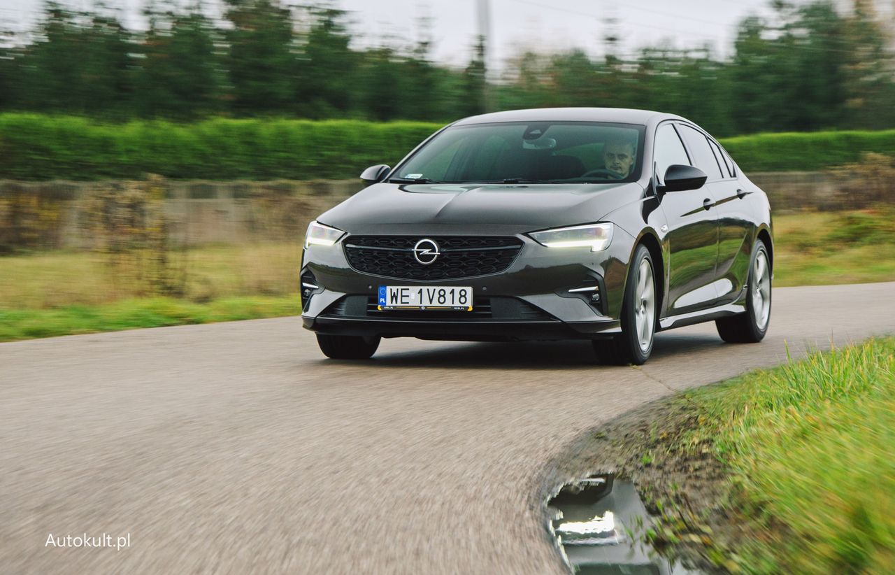 Opel Insignia jest bardzo wygodny w długich trasach, ale z napędem AWD potrafi pokonywać ciasne łuki zaskakująco sprawnie. Pod warunkiem, że nie wyłączycie ESC.