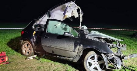 Koszmarnie roztrzaskany peugeot. Nie żyje 17-latka