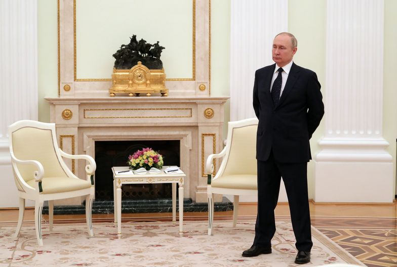  epa09816804 Russian President Vladimir Putin stands prior to a meeting with Belarusian President Alexander Lukashenko (not pictured) in the Kremlin in Moscow, Russia, 11 March 2022.  EPA/MIKHAIL KLIMENTYEV / KREMLIN POOL / SPUTNIK MANDATORY CREDIT Dostawca: PAP/EPA.