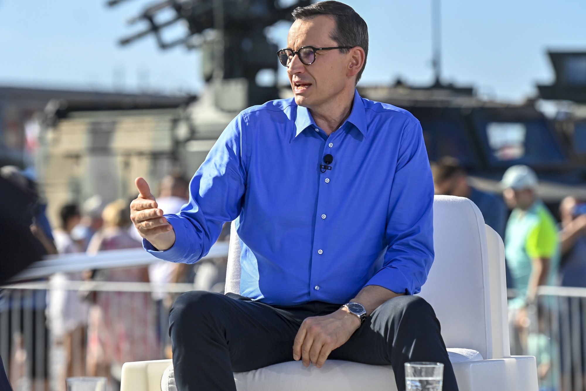 Mateusz Morawiecki i jego rząd rozdają bony nauczycielom