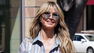 Heidi Klum w pasiastym kostiumie i z NAGIMI PLECAMI maszeruje na plan amerykańskiego "Mam Talent!" (ZDJĘCIA)