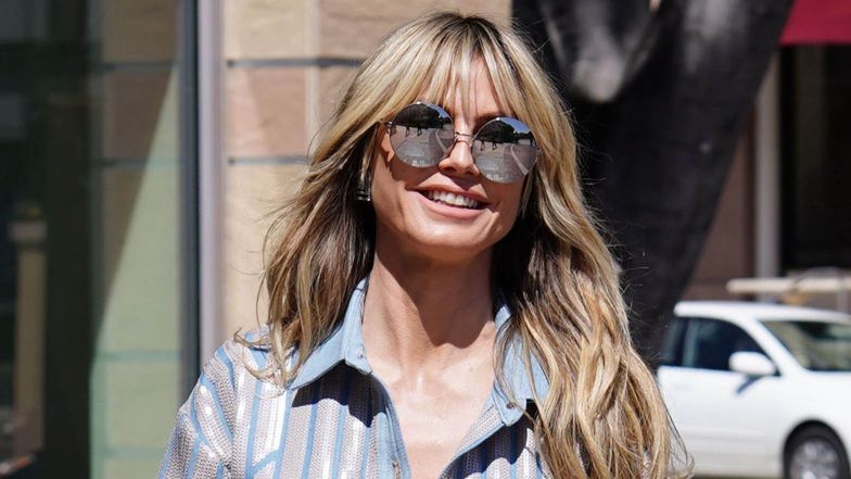 Heidi Klum w pasiastym kostiumie i z NAGIMI PLECAMI maszeruje na plan amerykańskiego "Mam Talent!" (ZDJĘCIA)