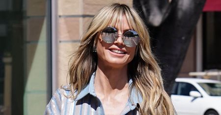 Heidi Klum w pasiastym kostiumie i z NAGIMI PLECAMI maszeruje na plan amerykańskiego "Mam Talent!" (ZDJĘCIA)