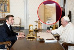 "To trzeba wyjaśnić". Macron dał Franciszkowi zrabowaną książkę?