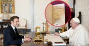 "To trzeba wyjaśnić". Macron dał Franciszkowi zrabowaną książkę?