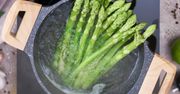 Dolej do gotowania. Wypłucze gorycz ze szparagów