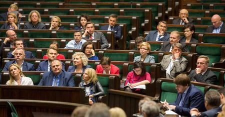 Popracujemy krócej. Sejm uchwalił ustawę obniżającą wiek emerytalny