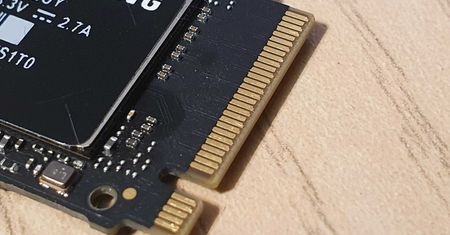 Windows 11 dławi dyski SSD NVMe. Zapis nawet kilka razy wolniejszy