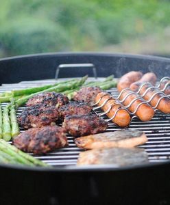 Popularne kiełbaski na grilla wycofane ze sprzedaży. Ostrzeżenie GIS