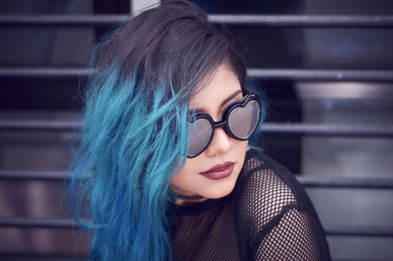 Niebieskie włosy to hit! Jak pofarbować pasma w domu na ten trendy kolor?