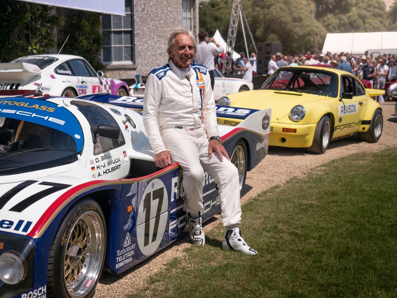 Derek Bell przy jego Porsche 962C #17 na Goodwood Festival of Speed 2018