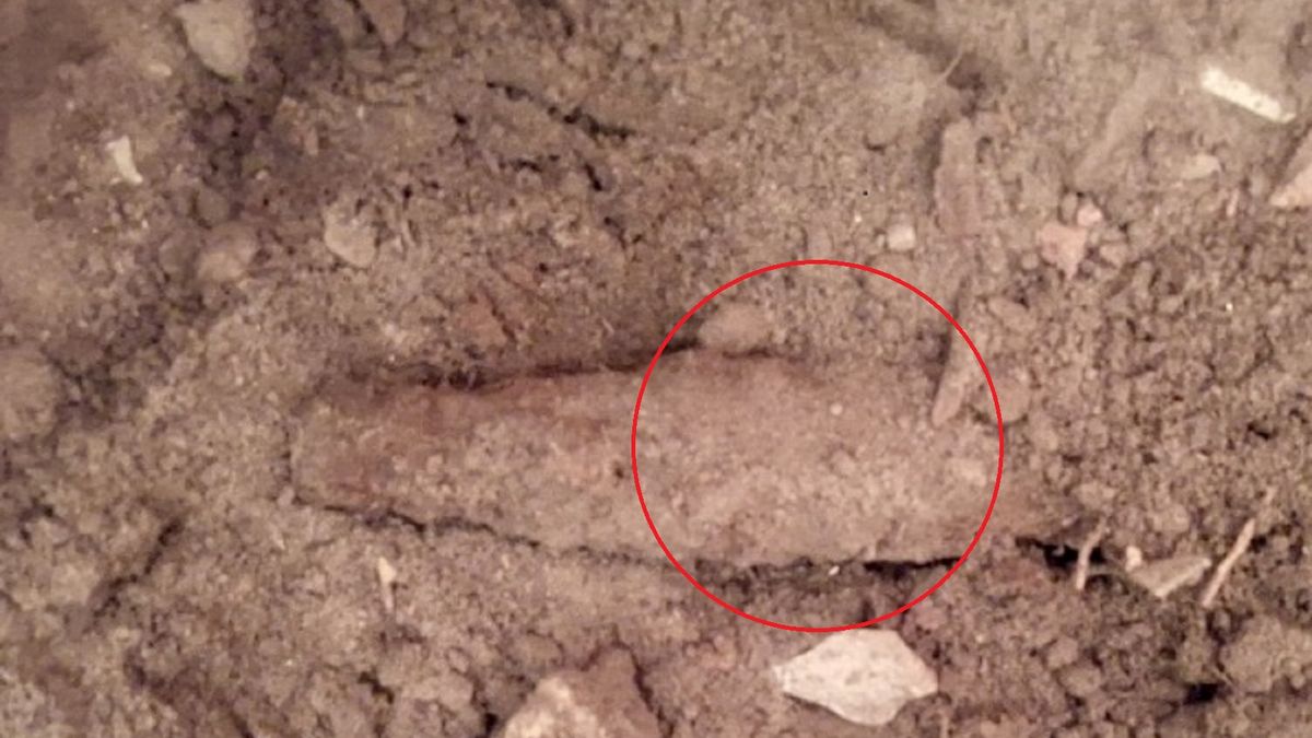  Pod podłogą domu znalazł skorodowany pocisk artyleryjski 