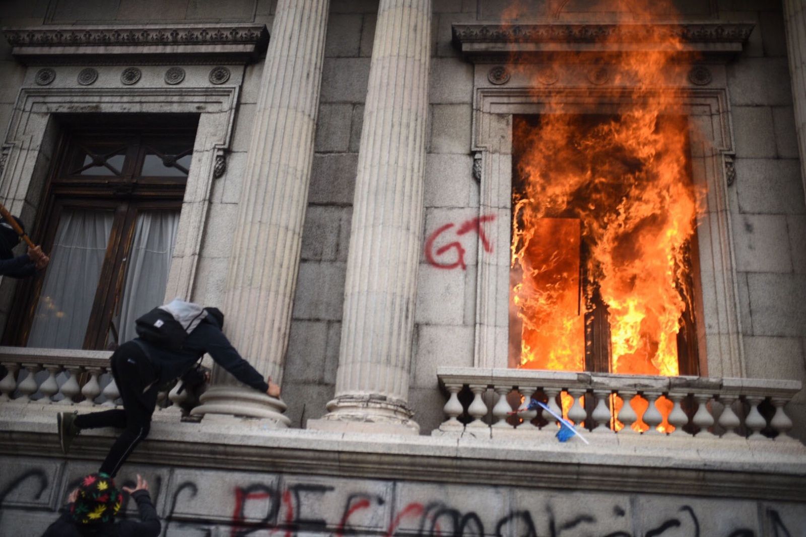 Protesty wymknęły się spod kontroli. Podpalili budynek parlamentu