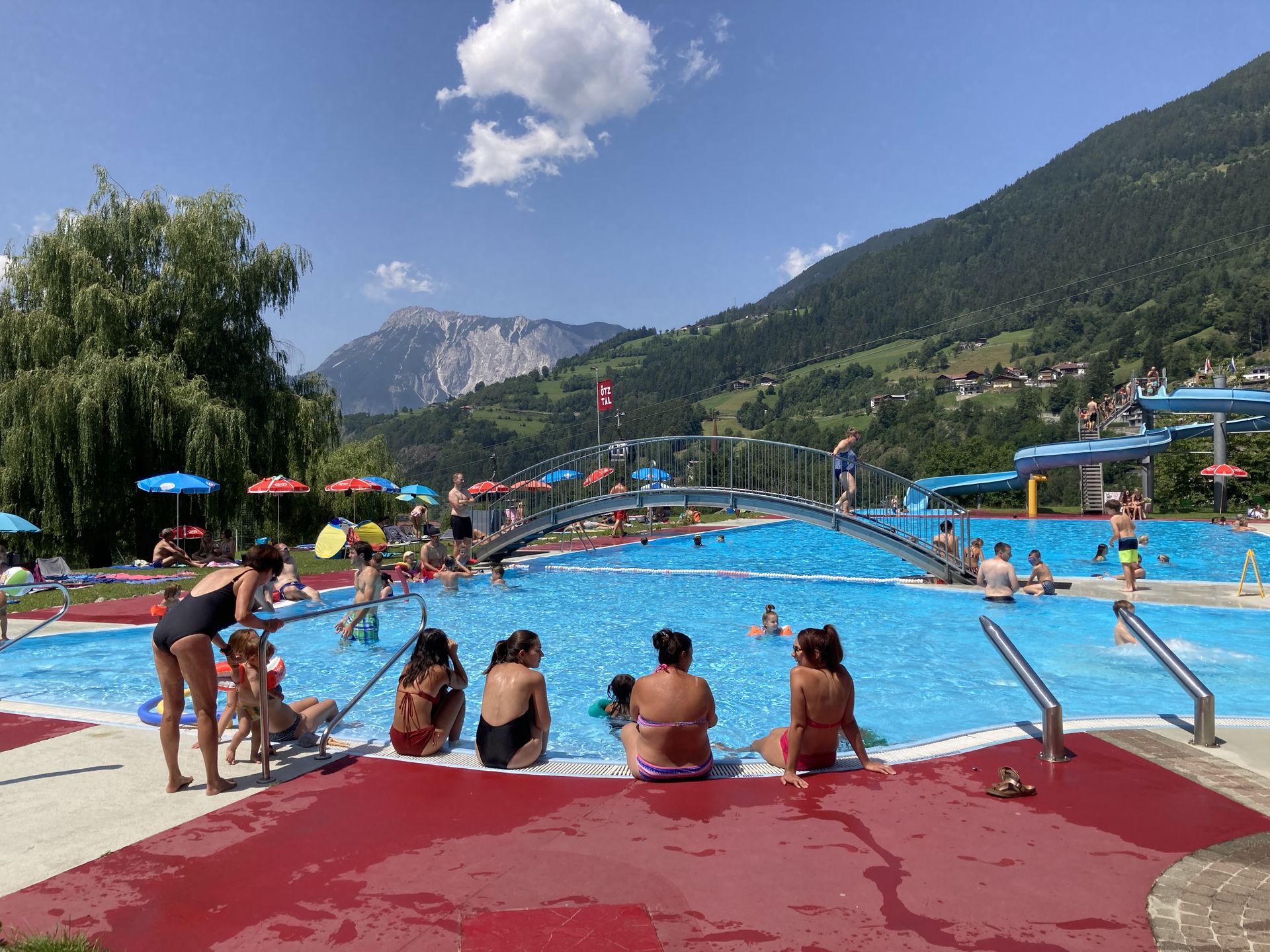 Basen w miejscowości Oetz, w dolinie Oetztal