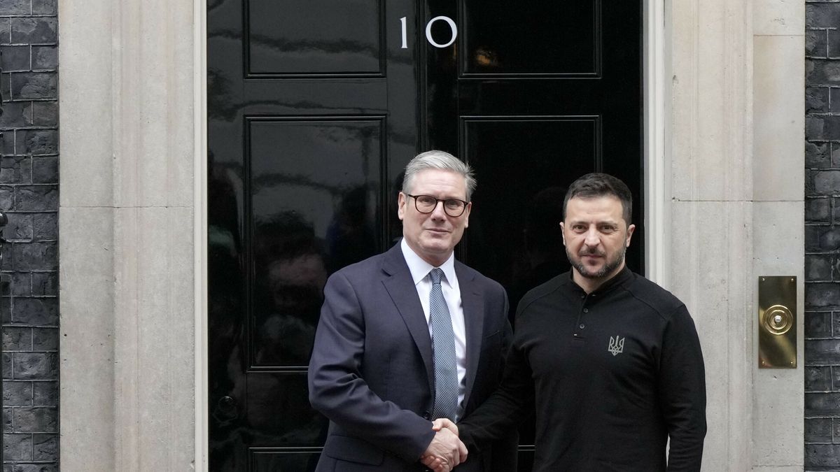 Ze?enski z wizyt? w Wielkiej BrytaniiBritain's Prime Minister Keir Starmer welcomes Ukrainian President Volodymyr Zelenskyy to 10 Downing Street in London, Thursday, Oct. 10, 2024.(AP Photo/Alastair Grant)Alastair Grant