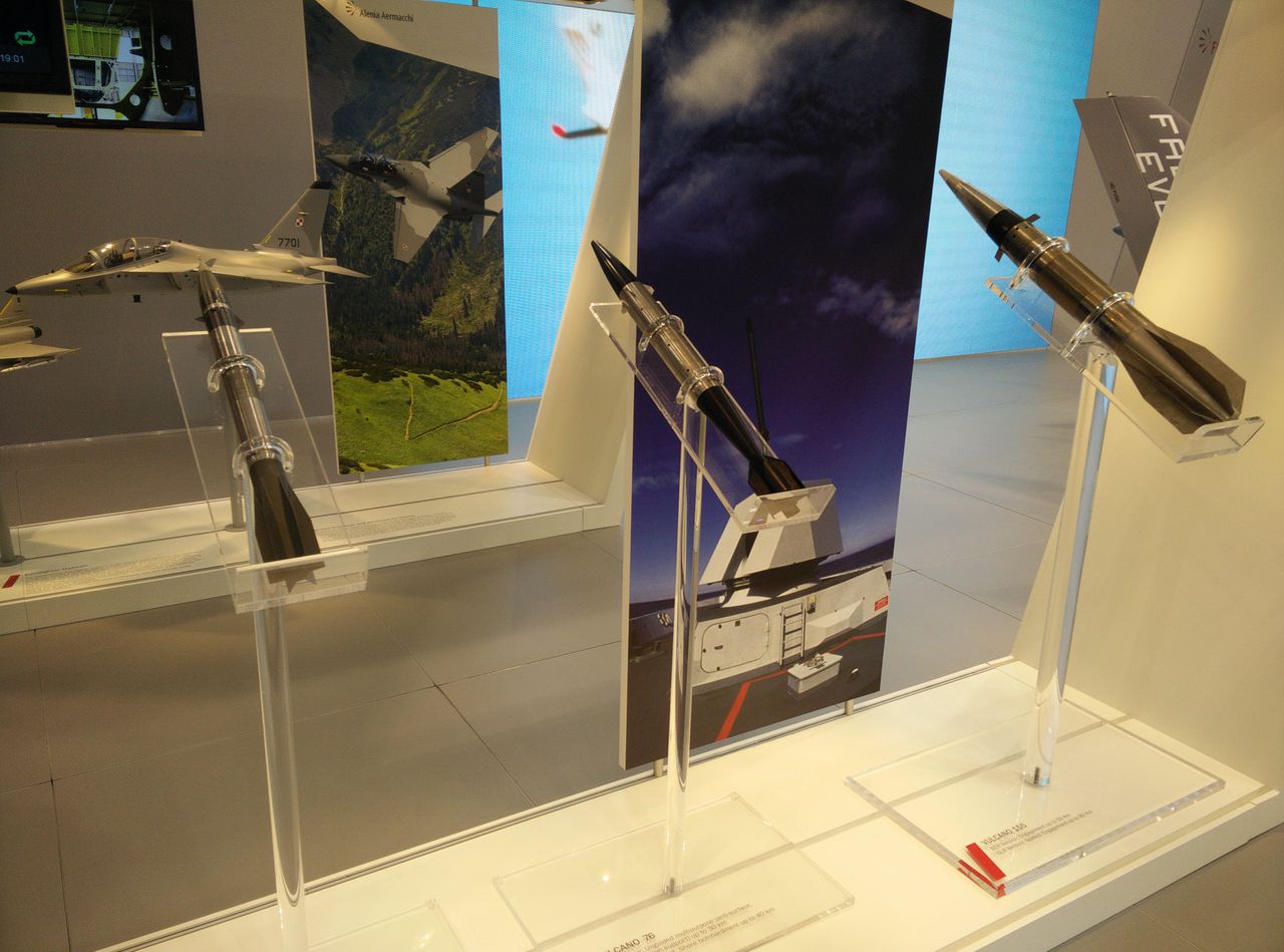 Rodzina amunicji Vulcano prezentowana przez Leonardo podczas targów MSPO (po prawej jest wariant kal. 155 mm).
