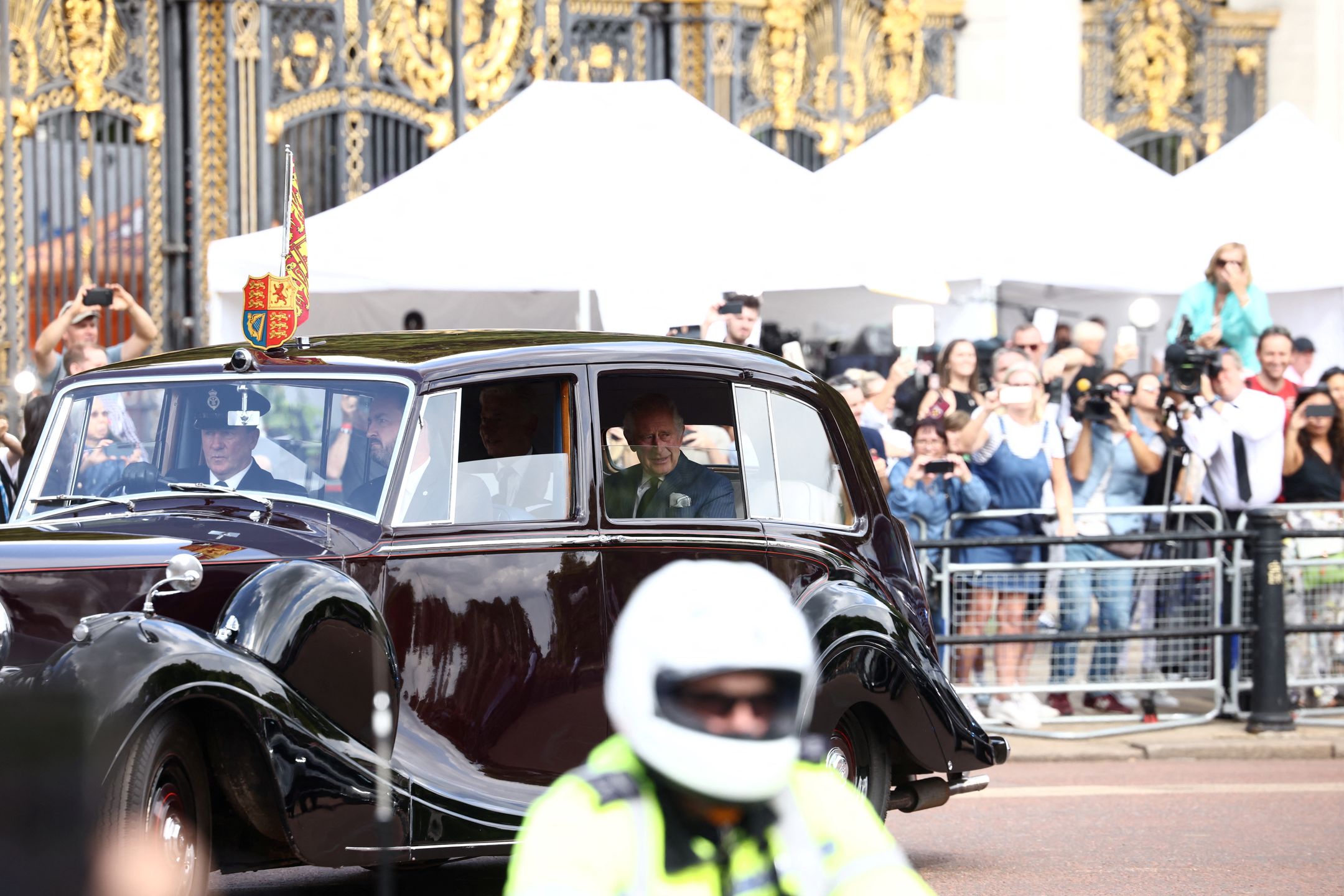 Król Karol III witany przed Pałacem Buckingham przez tłumy poddanych 