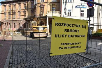 Tarnów: Ruszył remont ul. Batorego. Przy wjeździe z Krakowskiej stanęły zagrodzenia