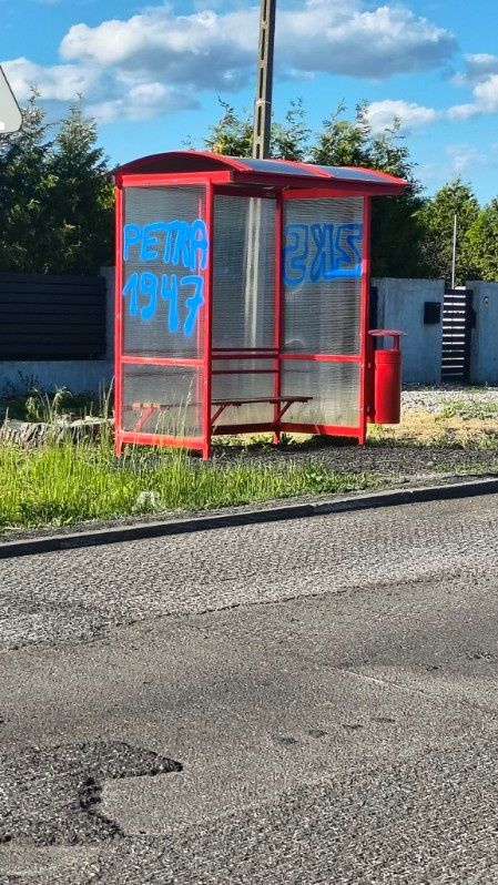 Zniszczone wiaty autobusowe 