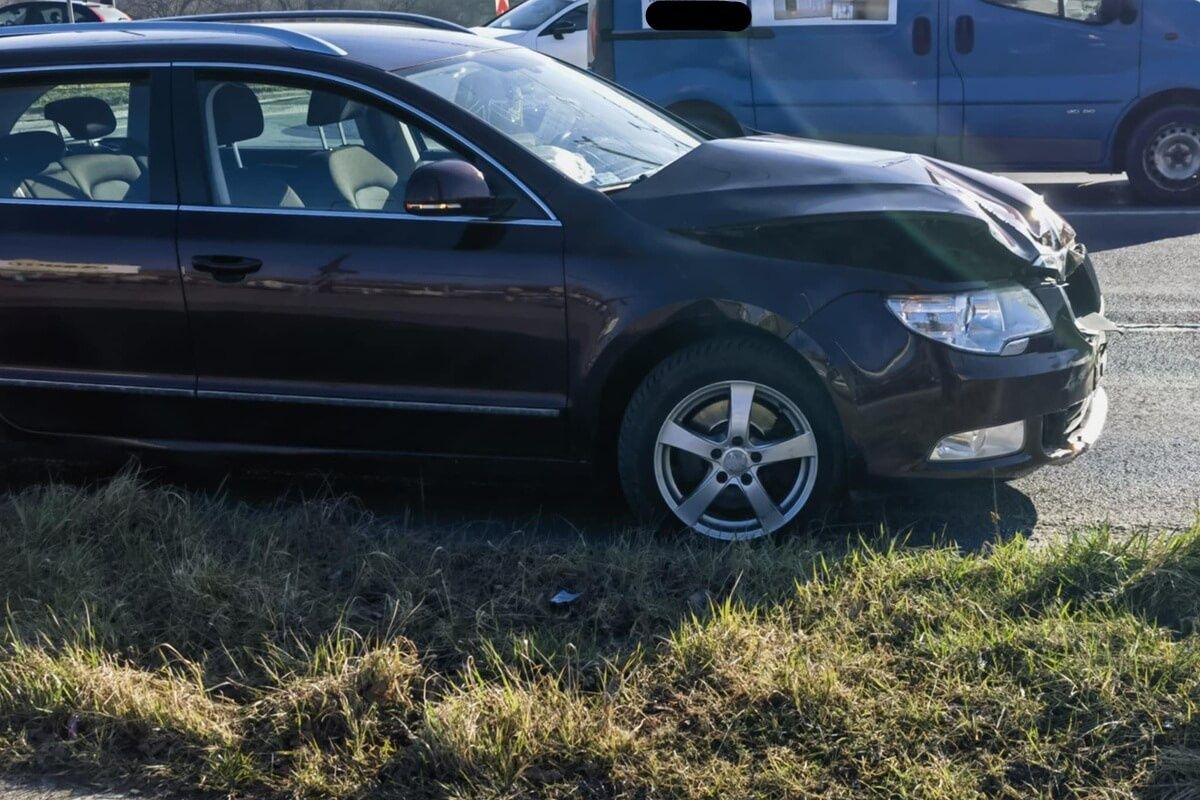 Zderzenie skody z renaultem na skrzyżowaniu al. Unii Lubelskiej z ul. Zamojską w Lublinie