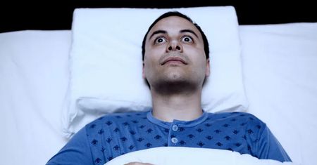 Zauważysz po przebudzeniu. To objaw udaru, więc dzwoń po pogotowie