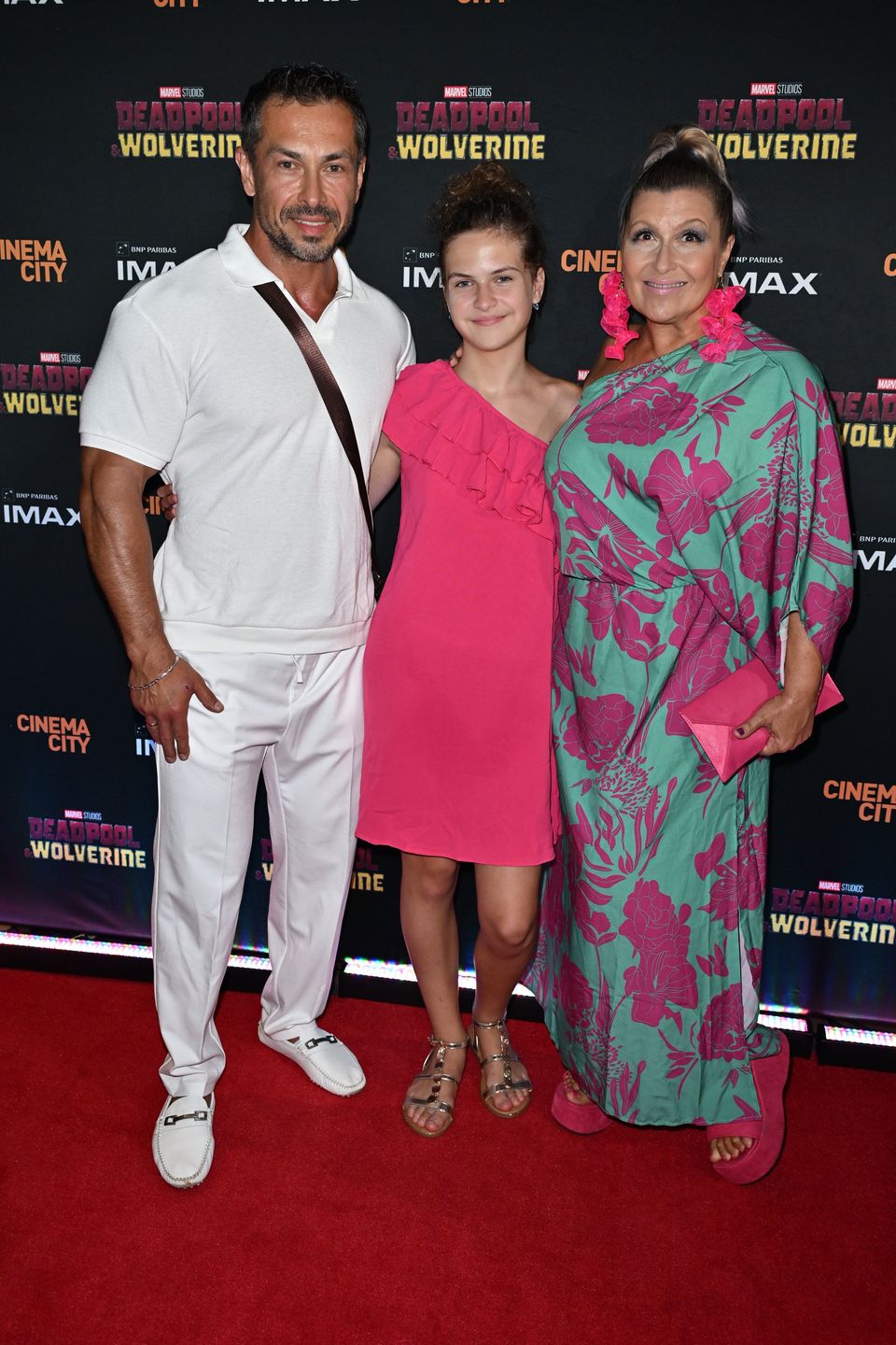 Katarzyna Skrzynecka z rodziną na premierze filmu