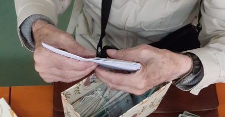 Przyniósł dorobek życia na komisariat. Poprosił policję o pomoc