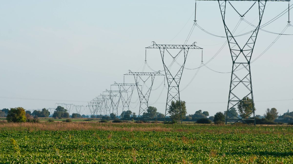 Zgodnie z prawem, że linie wysokiego napięcia nad działką, tj. linie napowietrzne o napięciu od 1 do 45 kV, muszą znajdować się w odległości co najmniej 3 m od wybudowanego domu