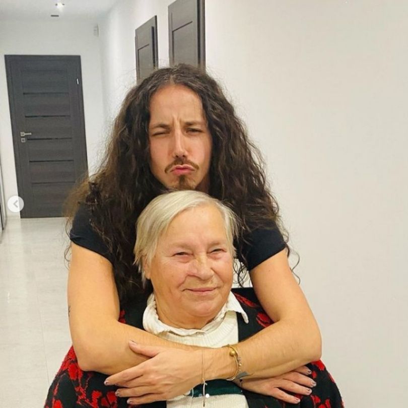 Michał Szpak pozuje z babcią