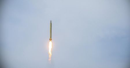 Iran wystrzelił pociski. Amerykanie: spadły niebezpiecznie blisko statku