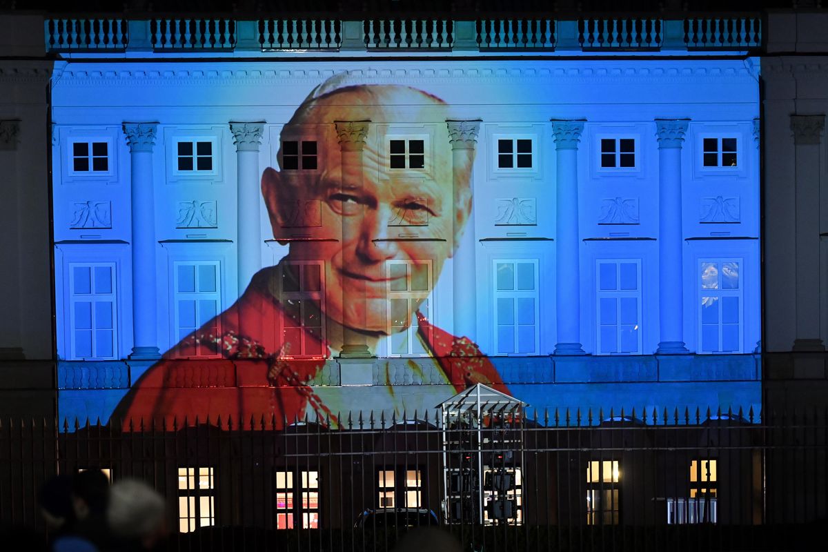 Uchwała ws. Jana Pawła II w Senacie. "Klub PiS ma problem". Na zdjęciu: Iluminacja przedstawiająca Jana Pawła II na Pałacu Prezydenckim w Warszawie