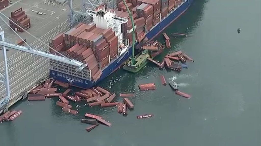 Port Long Beach: Kilkadziesiąt kontenerów spadło z kontenerowca Mississippi