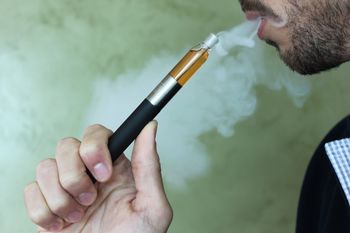 E-papierosy bez nikotyny tylko w miejscach dozwolonych i dla pełnoletnich. Nowe przepisy już od 5 lipca 2025 r.