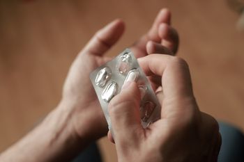 Tych suplementów nie łykaj na czczo. Mogą ci zaszkodzić