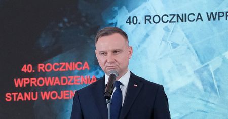 Komorowski o wypowiedzi Dudy: podnieca się własnymi słowami