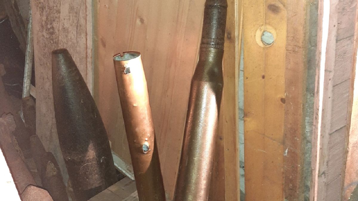 Szok w Józefowie. Trzymał w domu arsenał z II wojny światowej. 