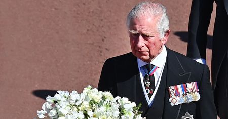 Książę Karol poczuł się osamotniony. Camilla wyjechała tuż po pogrzebie Filipa