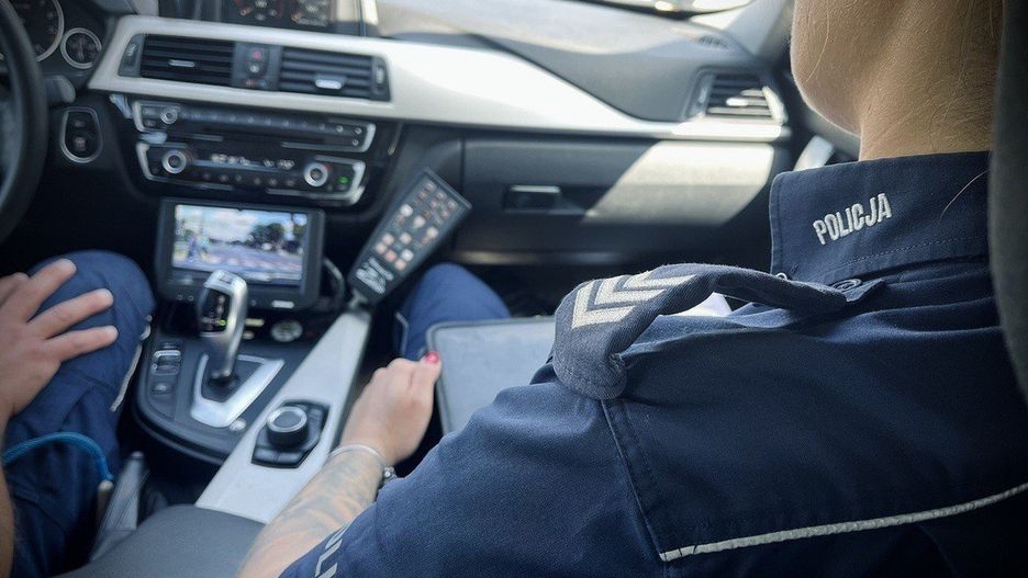 Na wskazane miejsce natychmiast udała się policjantka, która pomogła zmarzniętej i oszołomionej seniorce