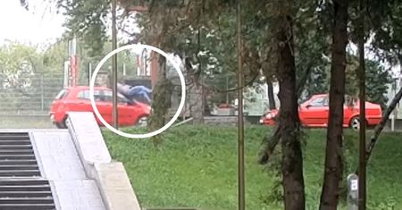 Kierowca potrącił 25-latka na hulajnodze. Nagranie z kamery monitoringu