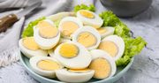 Jak ugotować jajka do sałatki? Polacy często popełniają 1 błąd