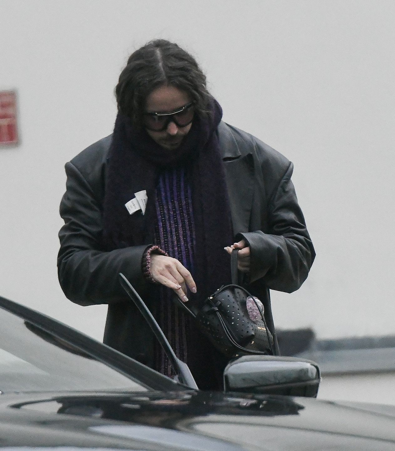 Michał Szpak na mieście w długim płaszczu