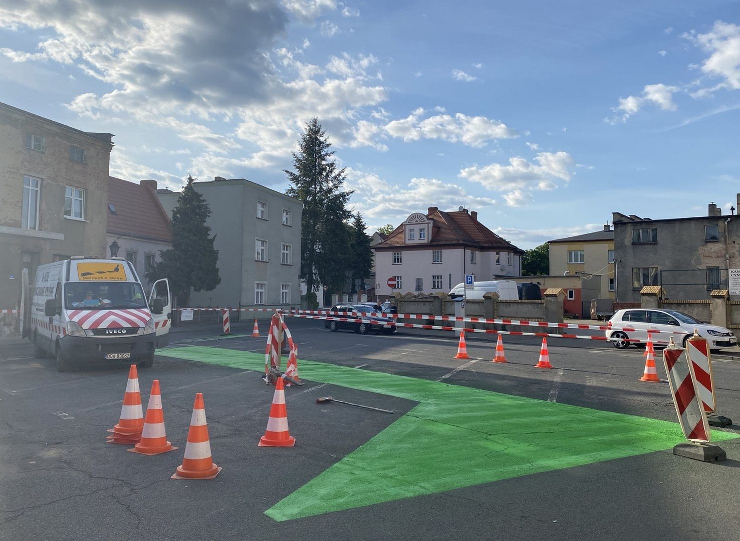 Na Placu Powstańców ma pojawić się zieleń. Na dwa dni przed akcją pomalowano na zielono asfalt